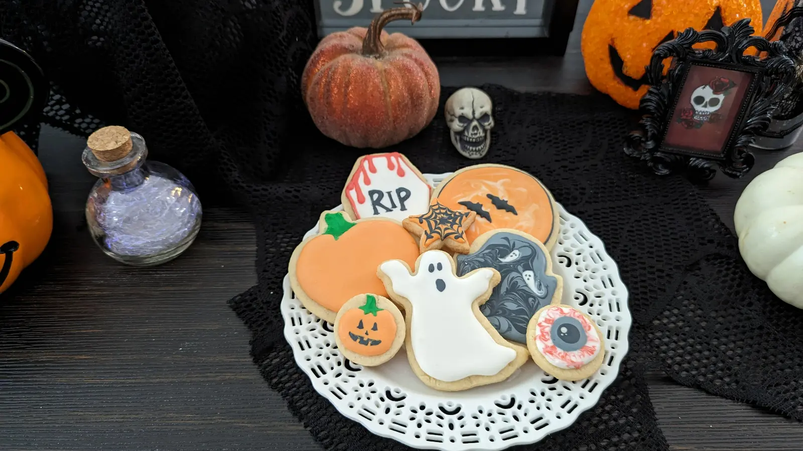 Spooky Halloween Cookies | Decorating